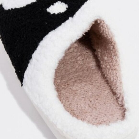 NWT Yin Yang Pattern Fuzzy Slippers Women's Size: 8-9 - Picture 3 of 5